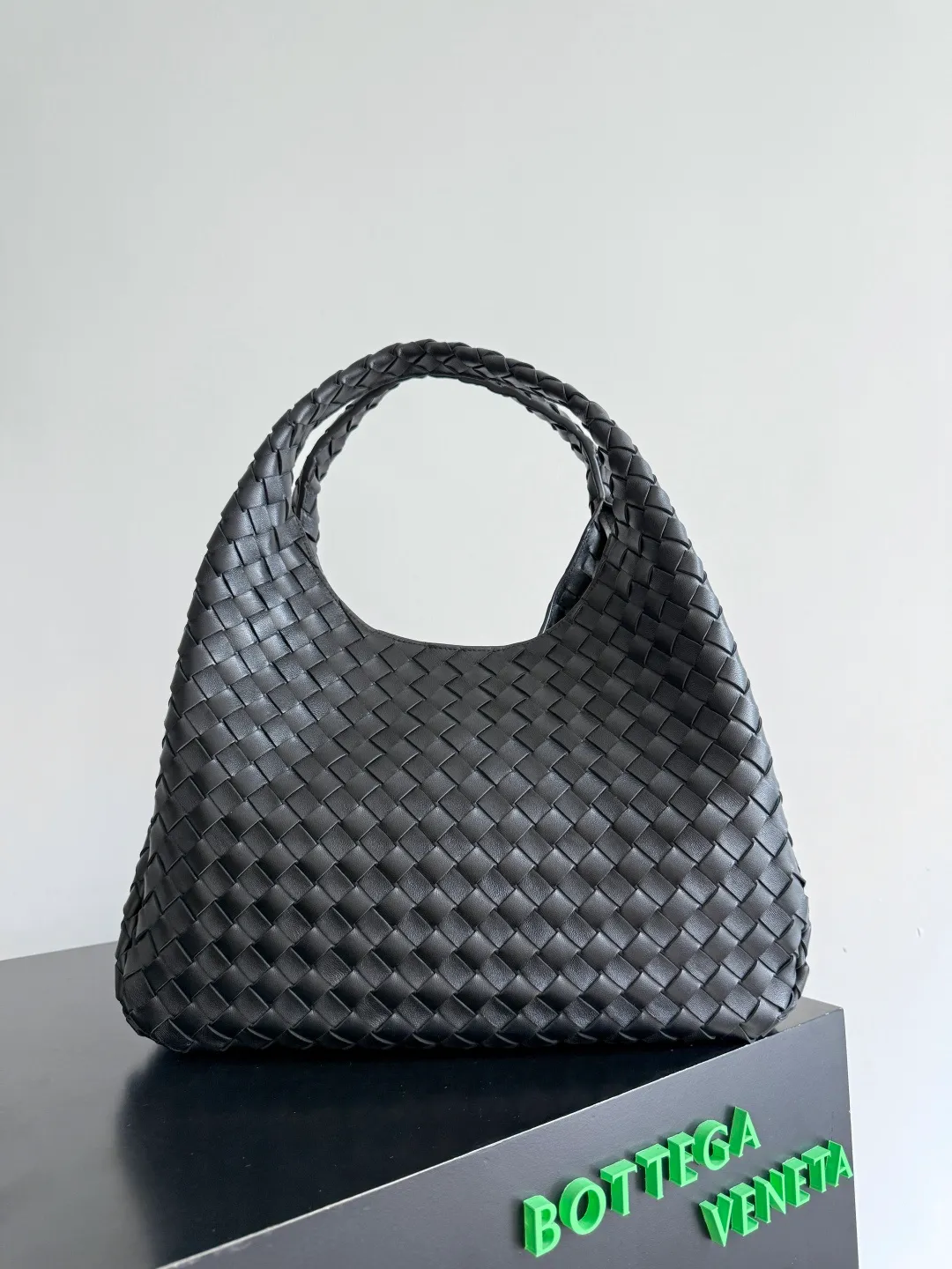 Batch 2760 new products are coming! BOTTEGA VENETA Bottega Veneta's 2025 new Campana shoulder bag is on the market~ First of all, I would like to praise the weight of this bag. As a not too small bag, it is very light for daily use. For people like me who need to carry a lot of belongings when going out, this advantage is great, and it greatly reduces the burden of traveling. 🛍️The shape is a bit like a combination of parachute and jodie. The blunt triangle shape is cute and honest. Carrying it on your back when going shopping is a good mood accelerator. The handles and body of the bag are both classic weaves. A tie is added to the original open design. If it is not tied up, the bag will look like a small vegetable basket when carried. Style number: 844250 Size: 39*24*18.5cm